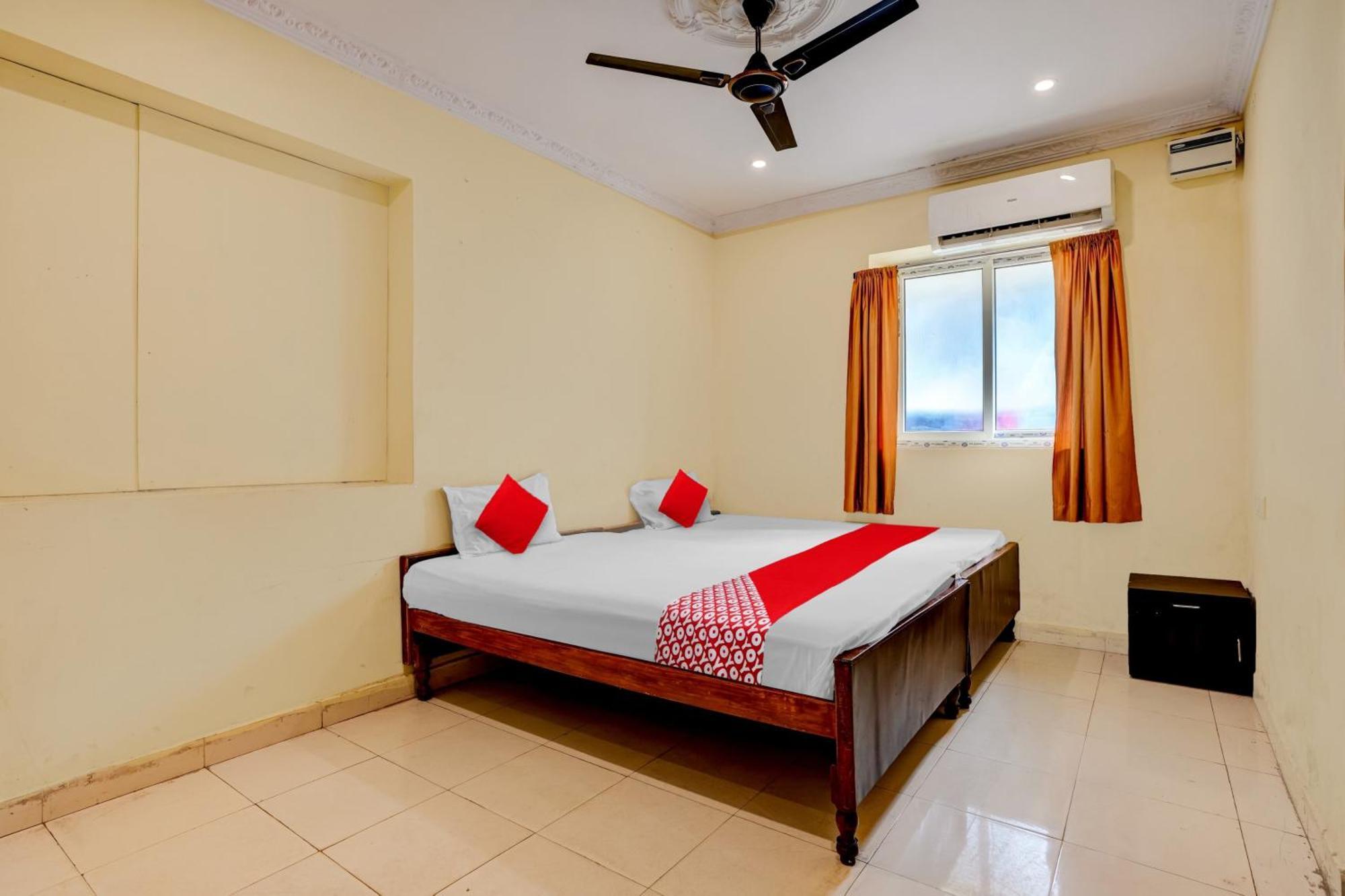 Oyo Royal Visakha Beach Guest House Visakhapatnam Ngoại thất bức ảnh